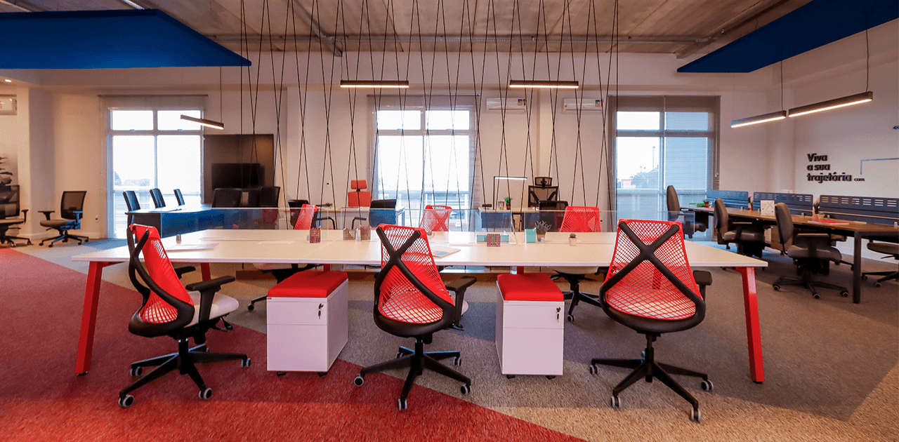 Mesa de reunião com cadeira ergonômica para escritórios corporativos